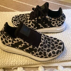 Women’s adidas leop print sneakers size 6.5 brand new!